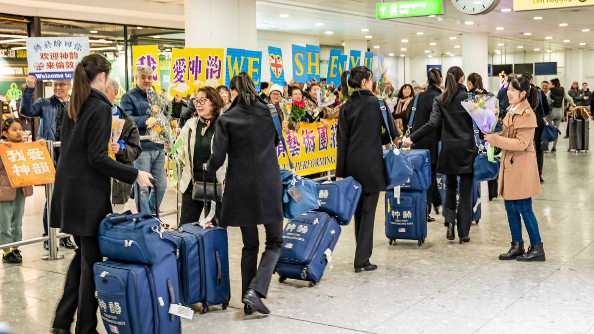 图2:二零二四年十二月三十一日上午八点多,享誉世界的神韵艺术团抵达英国伦敦,受到当地粉丝的欢迎。(大<span style='max-width:0px!important;margin-left:-4px;color:#eee!important;'>.</span>纪<span style='max-width:0px!important;margin-left:-4px;color:#eee!important;'>.</span>元<span style='max-width:0px!important;margin-left:-4px;color:#eee!important;'>;</span>)