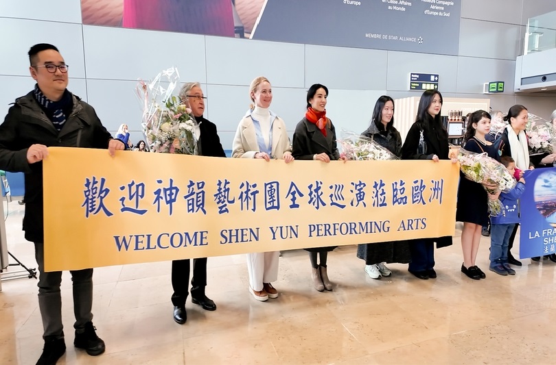 图7:二零二四年十二月三十一日,神韵艺术团抵达法国南部马赛,开启二零二五年在法国巡回演出之旅。图为艺术家们在机场受到粉丝的欢迎。(新<span style='max-width:0px!important;margin-left:-4px;color:#eee!important;'>!</span>唐<span style='max-width:0px!important;margin-left:-4px;color:#eee!important;'>!</span>人<span style='max-width:0px!important;margin-left:-4px;color:#eee!important;'>:</span>电视台)