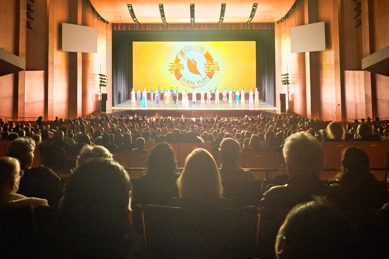 图4:从二零二四年十二月二十六日起,神韵巡回艺术团在美国德州休斯顿琼斯表演艺术剧院(Jones Hall for the Performing Arts)演出。图为十二月二十八日下午的演出谢幕照。(大<span style='max-width:0px!important;margin-left:-4px;color:#eee!important;'>.</span>纪<span style='max-width:0px!important;margin-left:-4px;color:#eee!important;'>.</span>元<span style='max-width:0px!important;margin-left:-4px;color:#eee!important;'>;</span>)