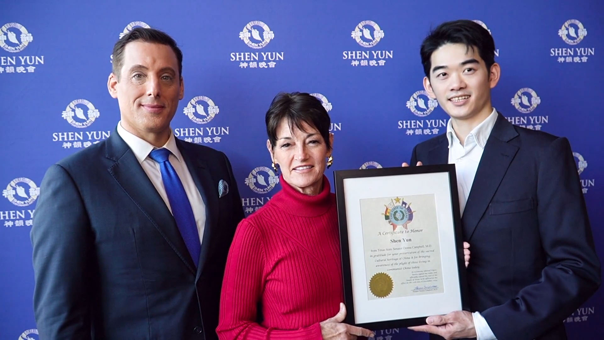 图6:二零二四年十二月二十八日,美国德州州议员唐娜·坎贝尔(Donna Campbell)为神韵颁发荣誉证书。(新<span style='max-width:0px!important;margin-left:-4px;color:#eee!important;'>!</span>唐<span style='max-width:0px!important;margin-left:-4px;color:#eee!important;'>!</span>人<span style='max-width:0px!important;margin-left:-4px;color:#eee!important;'>:</span>)