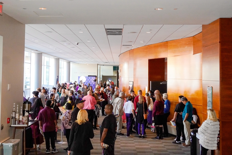 图7:二零二四年十二月二十六日至二十九日,神韵新世界艺术团在美国德州奥斯汀朗氏表演艺术中心(The Long Center for the Performing Arts)演出五场,图为十二月二十七日下午,第二场演出前观众在大厅等待进入剧院。(大<span style='max-width:0px!important;margin-left:-4px;color:#eee!important;'>.</span>纪<span style='max-width:0px!important;margin-left:-4px;color:#eee!important;'>.</span>元<span style='max-width:0px!important;margin-left:-4px;color:#eee!important;'>;</span>)