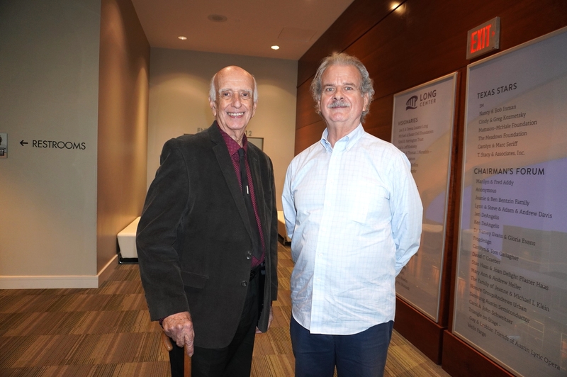 图8:十二月二十九日,前歌剧院总监切斯特·艾策(Chester Eitze,左)和歌剧院音乐总监莱斯·杨(Les Young)一起在奥斯汀朗氏表演艺术中心(The Long Center for the Performing Arts)观赏了神韵新世界艺术团在此的第五场演出。(大<span style='max-width:0px!important;margin-left:-4px;color:#eee!important;'>.</span>纪<span style='max-width:0px!important;margin-left:-4px;color:#eee!important;'>.</span>元<span style='max-width:0px!important;margin-left:-4px;color:#eee!important;'>;</span>)