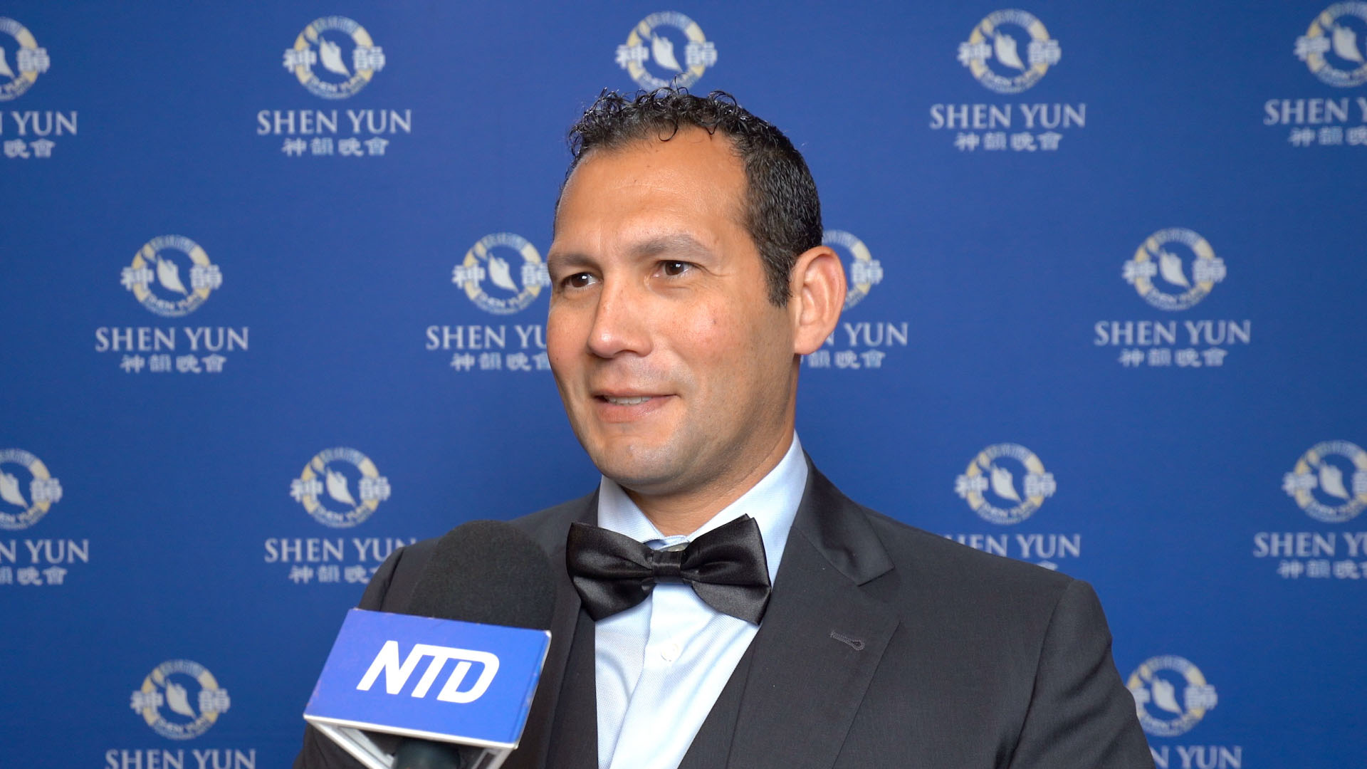 图9:二零二四年十二月二十九日下午,美国国防部语言学专家瑞安·马拉维拉(Ryan Maravilla观赏了神韵北美艺术团在加州圣荷西表演艺术中心(San Jose Center for the Performing Arts)的第四场演出。(新<span style='max-width:0px!important;margin-left:-4px;color:#eee!important;'>!</span>唐<span style='max-width:0px!important;margin-left:-4px;color:#eee!important;'>!</span>人<span style='max-width:0px!important;margin-left:-4px;color:#eee!important;'>:</span>)