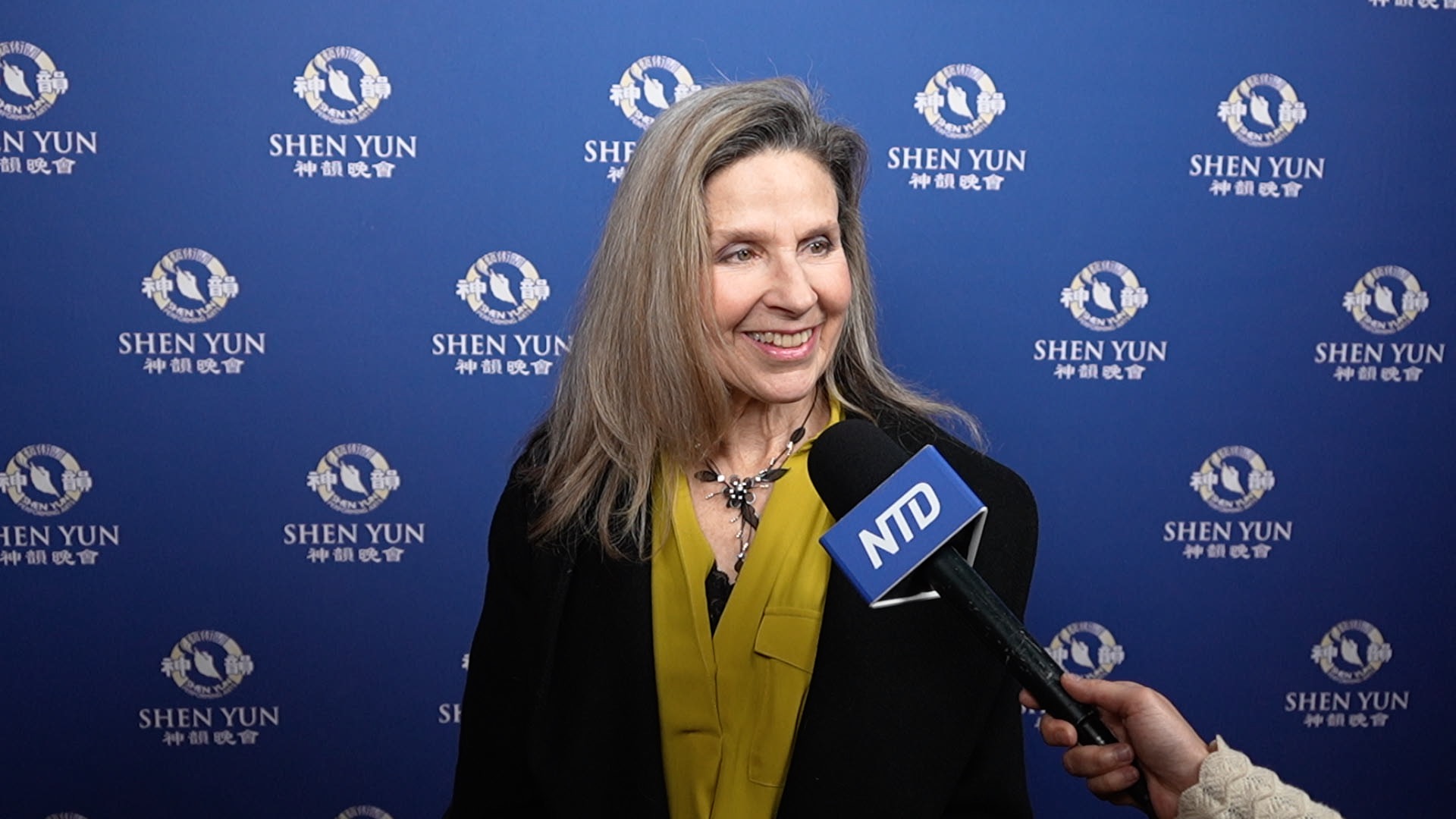 图10:二零二四年十二月二十八下午,盛装舞步骑手和教练、马术公司老板卡伦·罗伯茨(Karen Roberts)观赏了美国神韵国际艺术团在康乃狄克州沃特伯里市派雷斯剧院(Palace Theater)的演出。(新<span style='max-width:0px!important;margin-left:-4px;color:#eee!important;'>!</span>唐<span style='max-width:0px!important;margin-left:-4px;color:#eee!important;'>!</span>人<span style='max-width:0px!important;margin-left:-4px;color:#eee!important;'>:</span>)