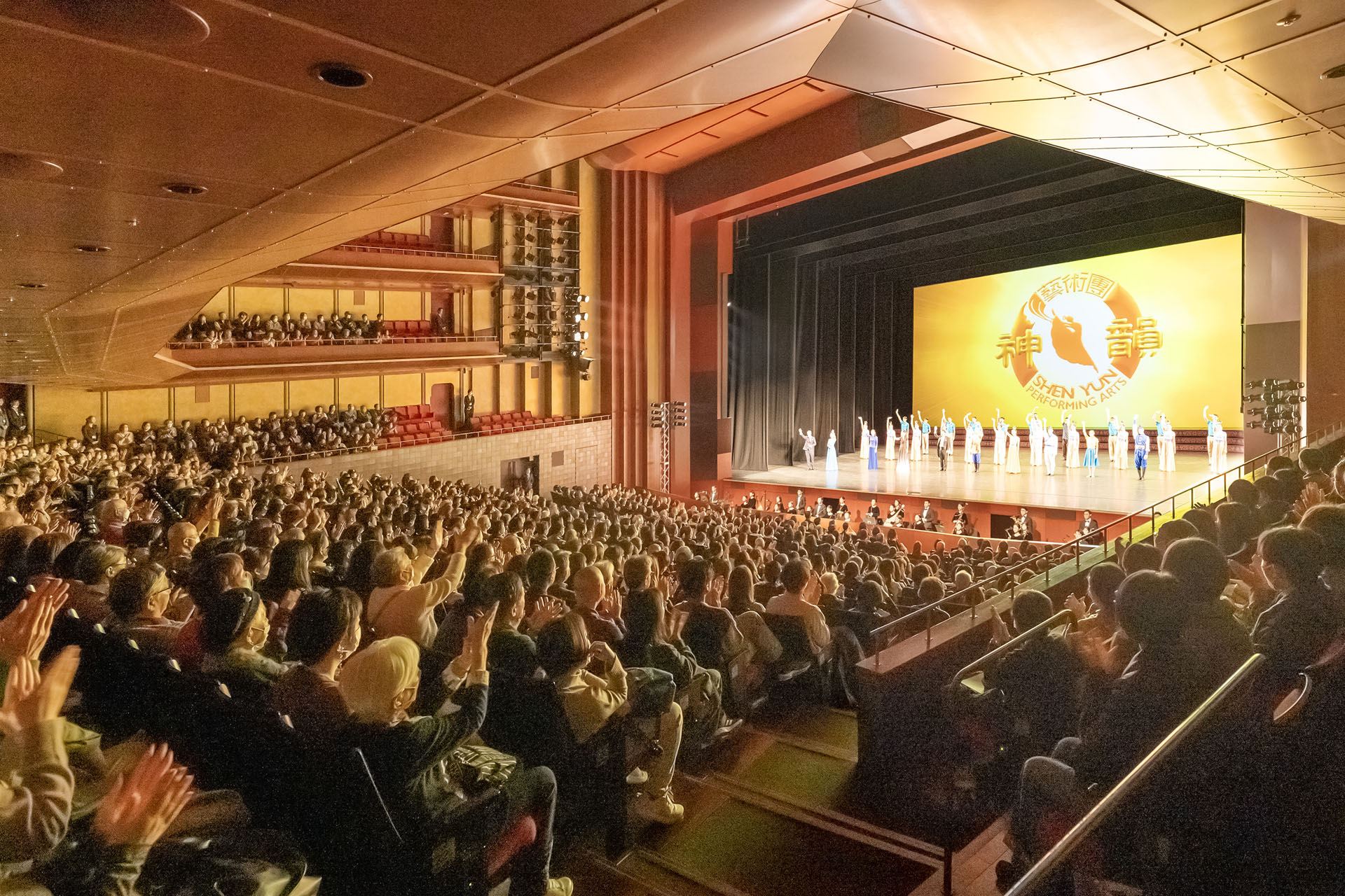 图2:二零二四年十二月三十日至二零二五年一月五日,美国神韵环球艺术团在日本京都ROHM京都剧院(ROHM Theatre Kyoto)演出六场皆爆满。图为二零二五年一月三日第三场演出爆满盛况。(大<span style='max-width:0px!important;margin-left:-4px;color:#eee!important;'>.</span>纪<span style='max-width:0px!important;margin-left:-4px;color:#eee!important;'>.</span>元<span style='max-width:0px!important;margin-left:-4px;color:#eee!important;'>;</span>)