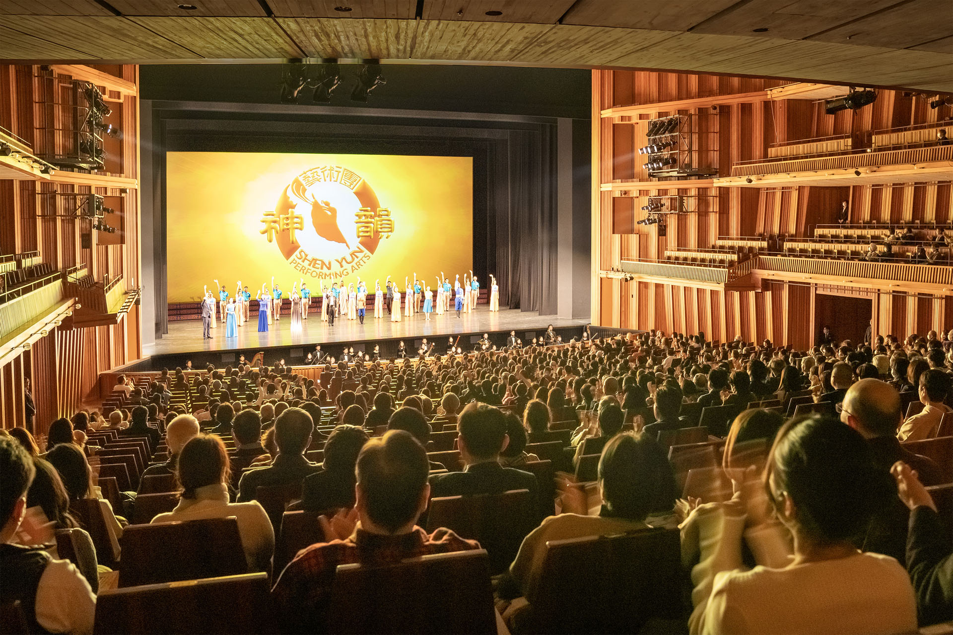 图3:二零二五年一月七日晚,美国神韵环球艺术团在日本西宫的兵库县立艺术文化中心(Hyogo Performing Arts Center)举行了第一场演出,吸引不少艺术界人士,他们对神韵的艺术成就极为赞赏。(大<span style='max-width:0px!important;margin-left:-4px;color:#eee!important;'>.</span>纪<span style='max-width:0px!important;margin-left:-4px;color:#eee!important;'>.</span>元<span style='max-width:0px!important;margin-left:-4px;color:#eee!important;'>;</span>)