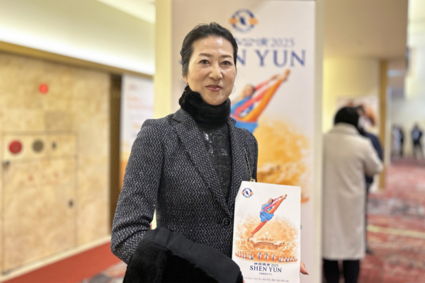 图4:二零二四年十二月二十五日中午,企业主铃木幸代(Suzuki Sachiyo)观赏了在日本名古屋爱知县艺术剧场的第三场神韵演出。(大<span style='max-width:0px!important;margin-left:-4px;color:#eee!important;'>.</span>纪<span style='max-width:0px!important;margin-left:-4px;color:#eee!important;'>.</span>元<span style='max-width:0px!important;margin-left:-4px;color:#eee!important;'>;</span>)