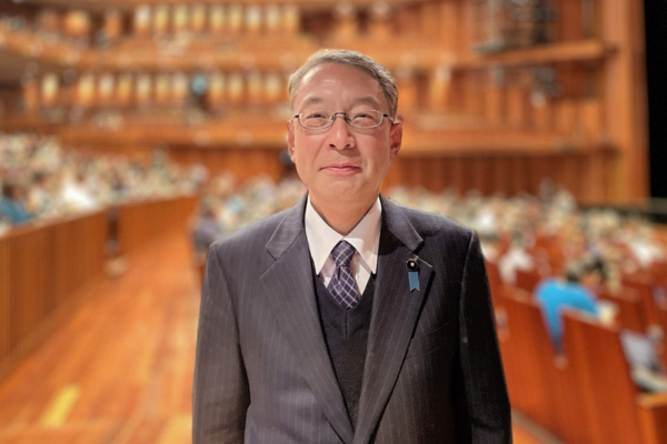 图7:二零二五年一月八日晚,兵库县议会议员大矢卓志(Ooya Takuji)观赏了在日本兵库县立艺术文化中心(Hyogo Performing Arts Center)的第三场神韵演出。(大<span style='max-width:0px!important;margin-left:-4px;color:#eee!important;'>.</span>纪<span style='max-width:0px!important;margin-left:-4px;color:#eee!important;'>.</span>元<span style='max-width:0px!important;margin-left:-4px;color:#eee!important;'>;</span>)