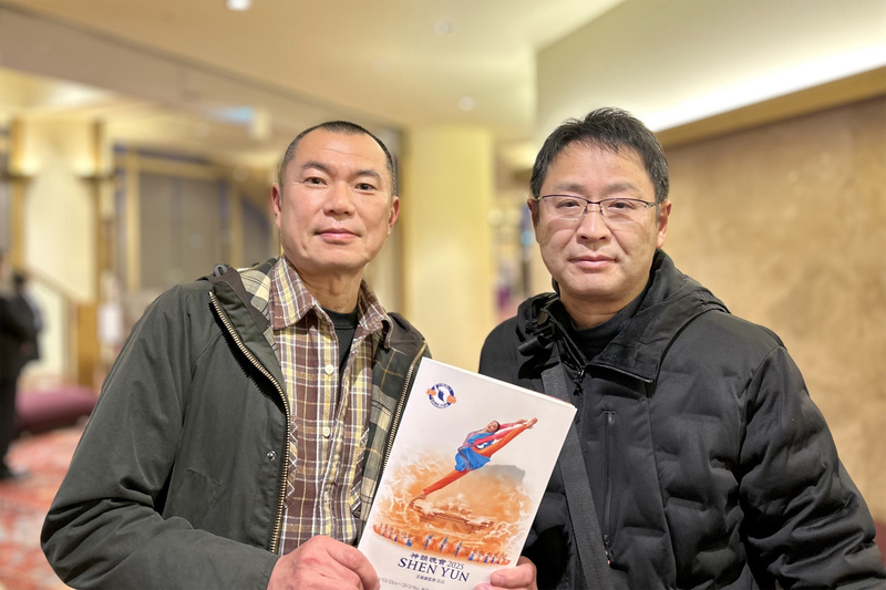 图9:二零二四年十二月二十六日下午,舞台专业摄像师杉原一马(Sugihara Kazuma,左)与舞台专业摄影师黑川务(Kurokawa Tsutomu,右)观赏了在名古屋的爱知县艺术剧场的第五场神韵演出。(大<span style='max-width:0px!important;margin-left:-4px;color:#eee!important;'>.</span>纪<span style='max-width:0px!important;margin-left:-4px;color:#eee!important;'>.</span>元<span style='max-width:0px!important;margin-left:-4px;color:#eee!important;'>;</span>)