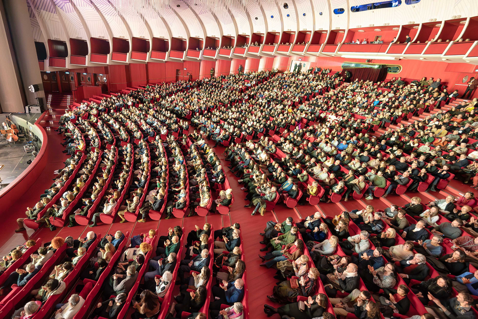 图1:二零二五年一月七日到十二日,神韵纽约艺术团在意大利第三大城市都灵王家剧院(Teatro Regio Torino)的六场演出,场场爆满。图为一月十日晚的演出盛况。(大<span style='max-width:0px!important;margin-left:-4px;color:#eee!important;'>.</span>纪<span style='max-width:0px!important;margin-left:-4px;color:#eee!important;'>.</span>元<span style='max-width:0px!important;margin-left:-4px;color:#eee!important;'>;</span>)