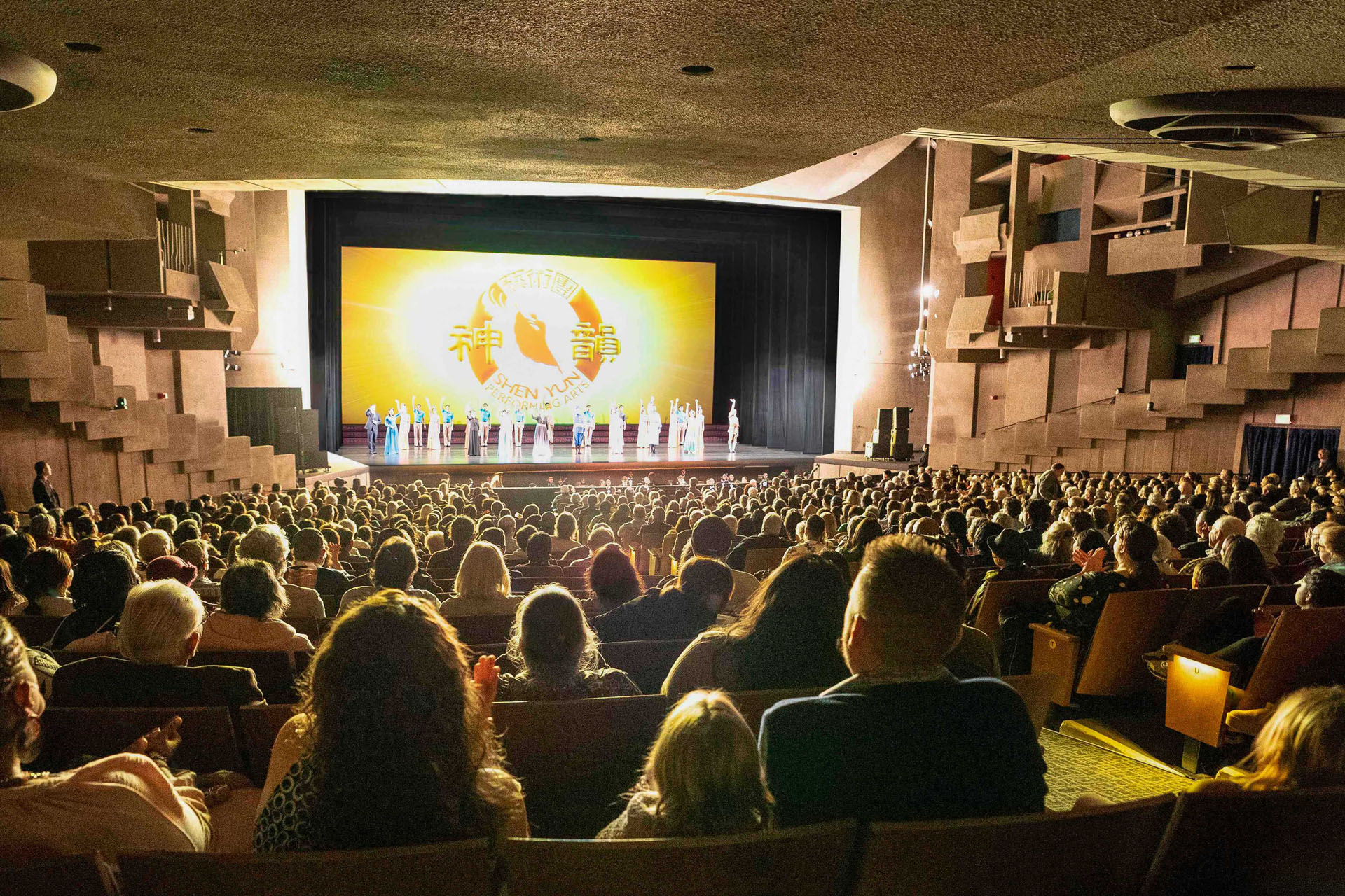 图4:一月十二日下午,神韵北美艺术团在美国加州大学伯克利分校泽勒巴克馆(Berkeley Zellerbach Hall)的第三场演出继续大爆满。(大<span style='max-width:0px!important;margin-left:-4px;color:#eee!important;'>.</span>纪<span style='max-width:0px!important;margin-left:-4px;color:#eee!important;'>.</span>元<span style='max-width:0px!important;margin-left:-4px;color:#eee!important;'>;</span>)