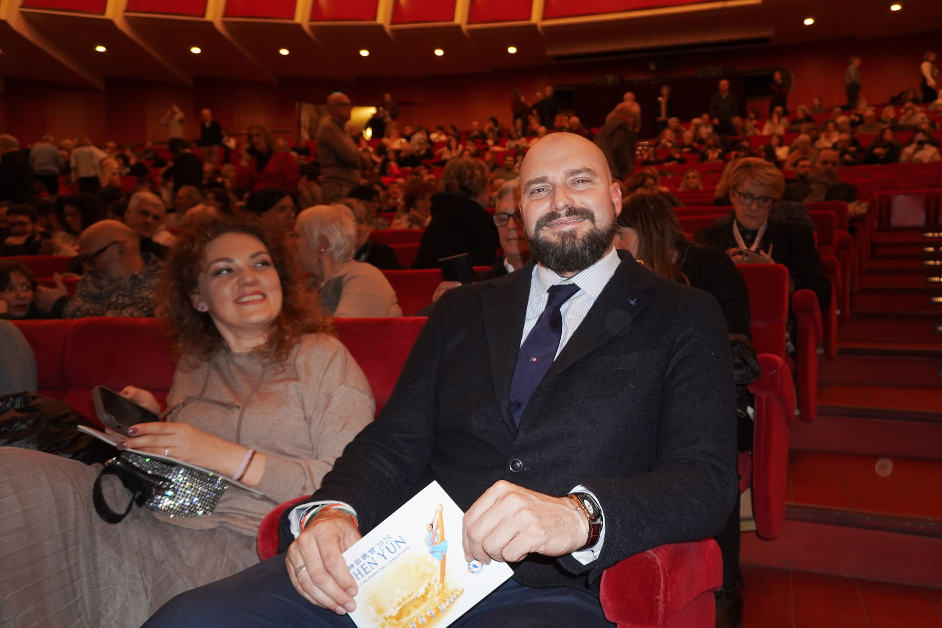 图9:二零二五年一月十日晚,意大利皮埃蒙特大区议会议员毛里齐奥·马罗内(Maurizio Marrone)在意大利都灵王家剧院(Teatro Regio Torino),观赏了神韵纽约艺术团的第四场演出。(大<span style='max-width:0px!important;margin-left:-4px;color:#eee!important;'>.</span>纪<span style='max-width:0px!important;margin-left:-4px;color:#eee!important;'>.</span>元<span style='max-width:0px!important;margin-left:-4px;color:#eee!important;'>;</span>)