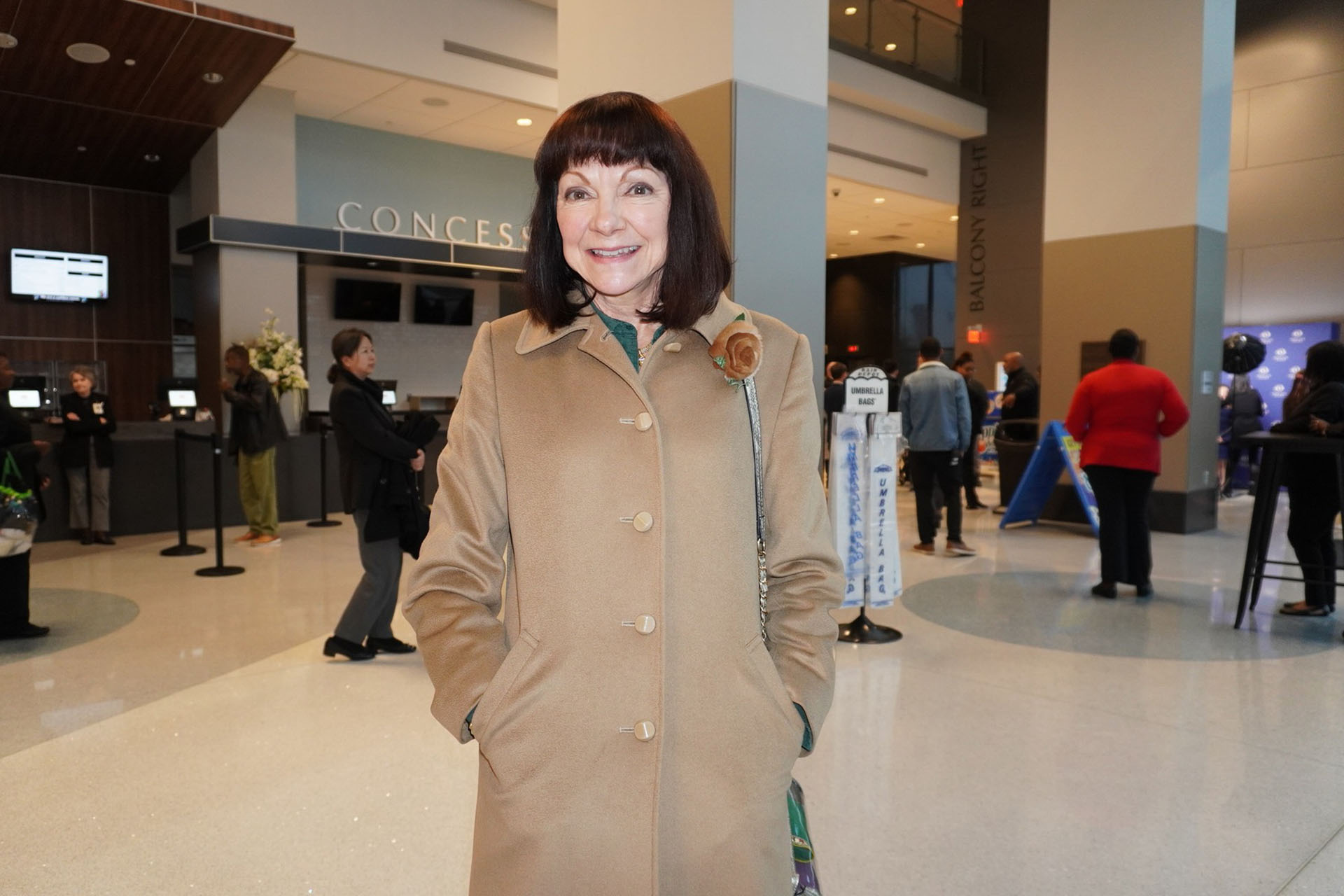 图10:二零二五年一月十二日下午,美国路易斯安那歌剧院(Opéra Louisiane)董事会副主席、两家星级宾馆的老板凯西·贝克(Kathy Baker)在巴图鲁日河中心剧院(Baton Rouge River Center Theatre)观看了神韵巡回艺术团的第三场演出。(大<span style='max-width:0px!important;margin-left:-4px;color:#eee!important;'>.</span>纪<span style='max-width:0px!important;margin-left:-4px;color:#eee!important;'>.</span>元<span style='max-width:0px!important;margin-left:-4px;color:#eee!important;'>;</span>)