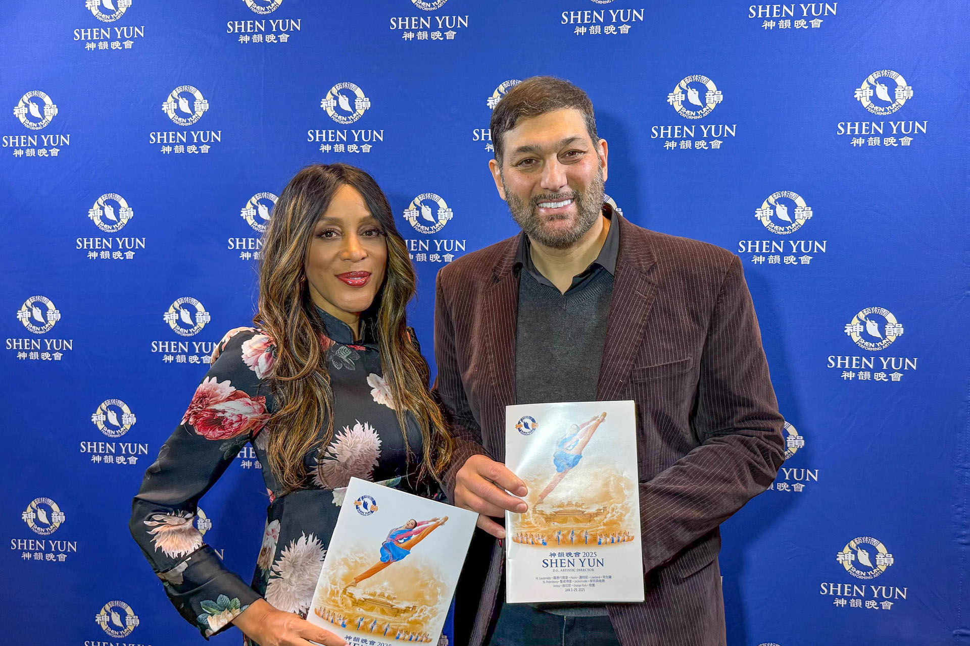 图11:二零二五年一月十日,艾美奖获奖者、美国著名歌手兼词曲作家玛格·西利(Marger Sealey,左)在迈阿密戴德郡观赏了神韵新世界艺术团的演出。(大<span style='max-width:0px!important;margin-left:-4px;color:#eee!important;'>.</span>纪<span style='max-width:0px!important;margin-left:-4px;color:#eee!important;'>.</span>元<span style='max-width:0px!important;margin-left:-4px;color:#eee!important;'>;</span>)