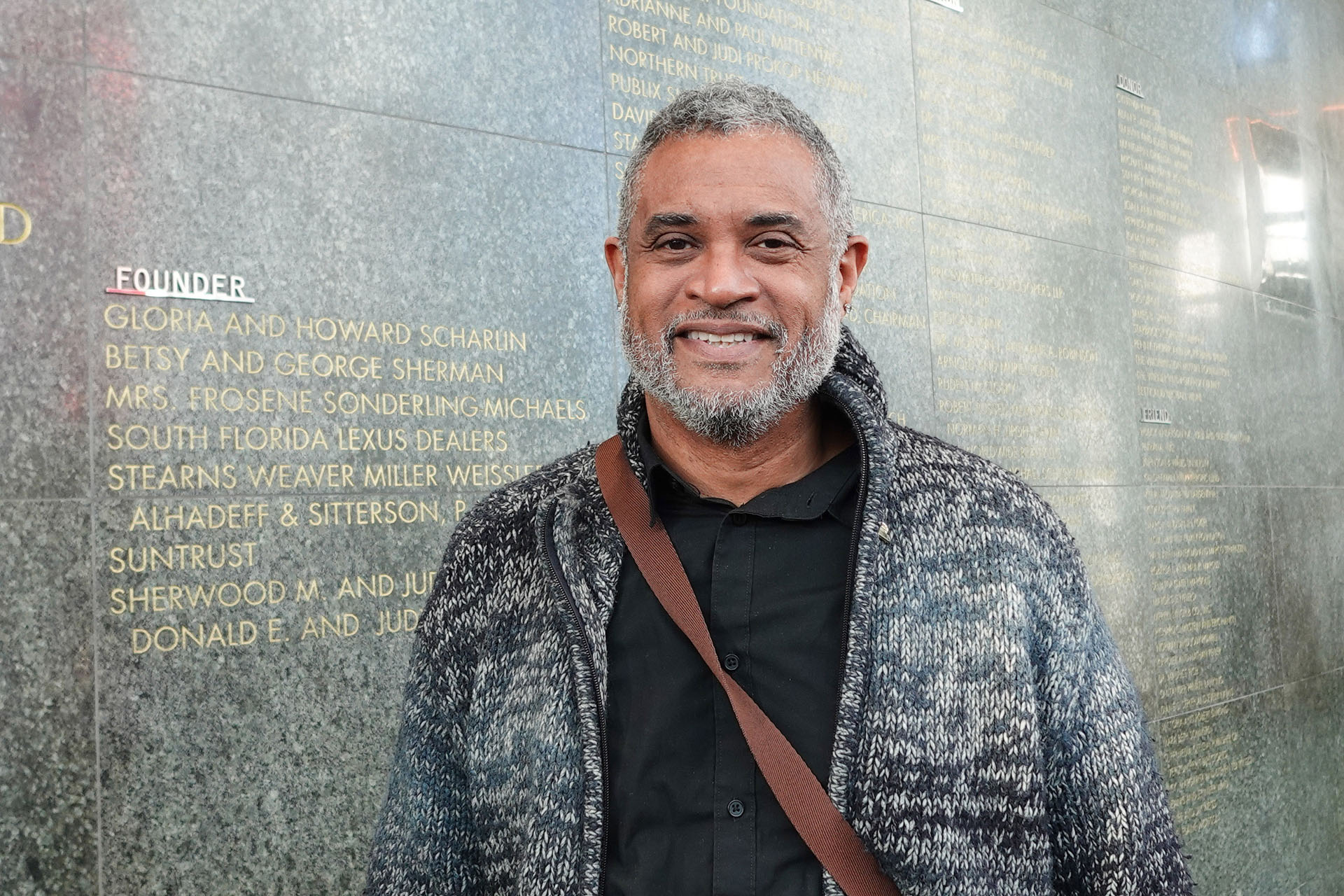 图14:二零二五年一月十二日下午,格莱美奖评委、创意音乐行销公司Ovation Agency的创办人和管理合伙人小索内尔·琼斯(Thornell Jones, Jr)观赏了神韵新世界艺术团在迈阿密戴德郡艾德里安·阿什特演艺中心(Adrienne Arsht Center for the Performing Arts)的第四场演出。(大<span style='max-width:0px!important;margin-left:-4px;color:#eee!important;'>.</span>纪<span style='max-width:0px!important;margin-left:-4px;color:#eee!important;'>.</span>元<span style='max-width:0px!important;margin-left:-4px;color:#eee!important;'>;</span>)