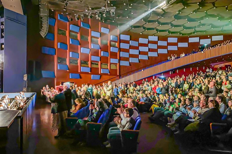 '图6:一月十七日下午,神韵新纪元艺术团在荷兰海牙的世界论坛剧院进行了第二场演出,现场观众再度爆满,盛况空前,艺术家两度谢幕,观众起立鼓掌喝彩。'