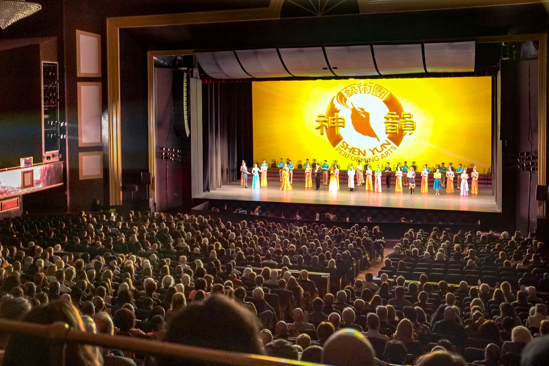 图2:二零二五年一月十九日下午,神韵巡回艺术团在北卡州首府罗利市的马丁・玛丽埃塔表演艺术中心(Memorial Auditorium at Martin Marietta Center for the Performing Arts)最后一场演出圆满结束。(大<span style='max-width:0px!important;margin-left:-4px;color:#eee!important;'>.</span>纪<span style='max-width:0px!important;margin-left:-4px;color:#eee!important;'>.</span>元<span style='max-width:0px!important;margin-left:-4px;color:#eee!important;'>;</span>)