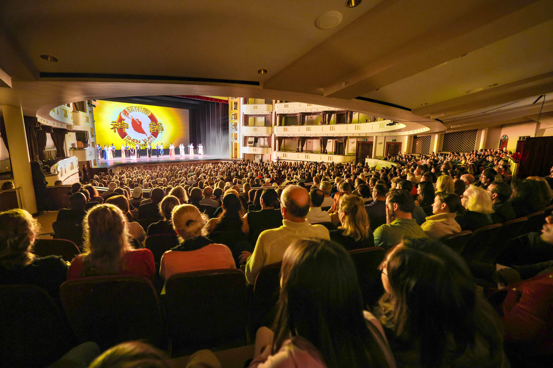 图3:二零二五年一月十九日下午,神韵新世界艺术团在美国圣彼得堡杜克能源表演艺术中心-马哈菲剧院(Duke Energy Center for the Arts–Mahaffey Theater)的最后一场演出,在观众的热烈掌声中圆满落下帷幕。(大<span style='max-width:0px!important;margin-left:-4px;color:#eee!important;'>.</span>纪<span style='max-width:0px!important;margin-left:-4px;color:#eee!important;'>.</span>元<span style='max-width:0px!important;margin-left:-4px;color:#eee!important;'>;</span>)