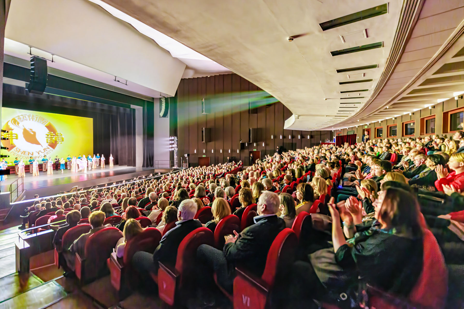 图4:二零二五年一月十九日下午,美国神韵国际艺术团在波兰罗兹大剧院(Grand Theater in Łódź)第四场演出座无虚席。在罗兹大剧院的全部四场演出都提前售罄。最后一场演出剧院里气氛异常热烈,观众为每个节目、为舞蹈演员的高难度动作、为乐团的精彩演奏、为主持人的优雅介绍都报以如潮掌声。最后神韵艺术家三次谢幕,回馈观众的热情。(大<span style='max-width:0px!important;margin-left:-4px;color:#eee!important;'>.</span>纪<span style='max-width:0px!important;margin-left:-4px;color:#eee!important;'>.</span>元<span style='max-width:0px!important;margin-left:-4px;color:#eee!important;'>;</span>)