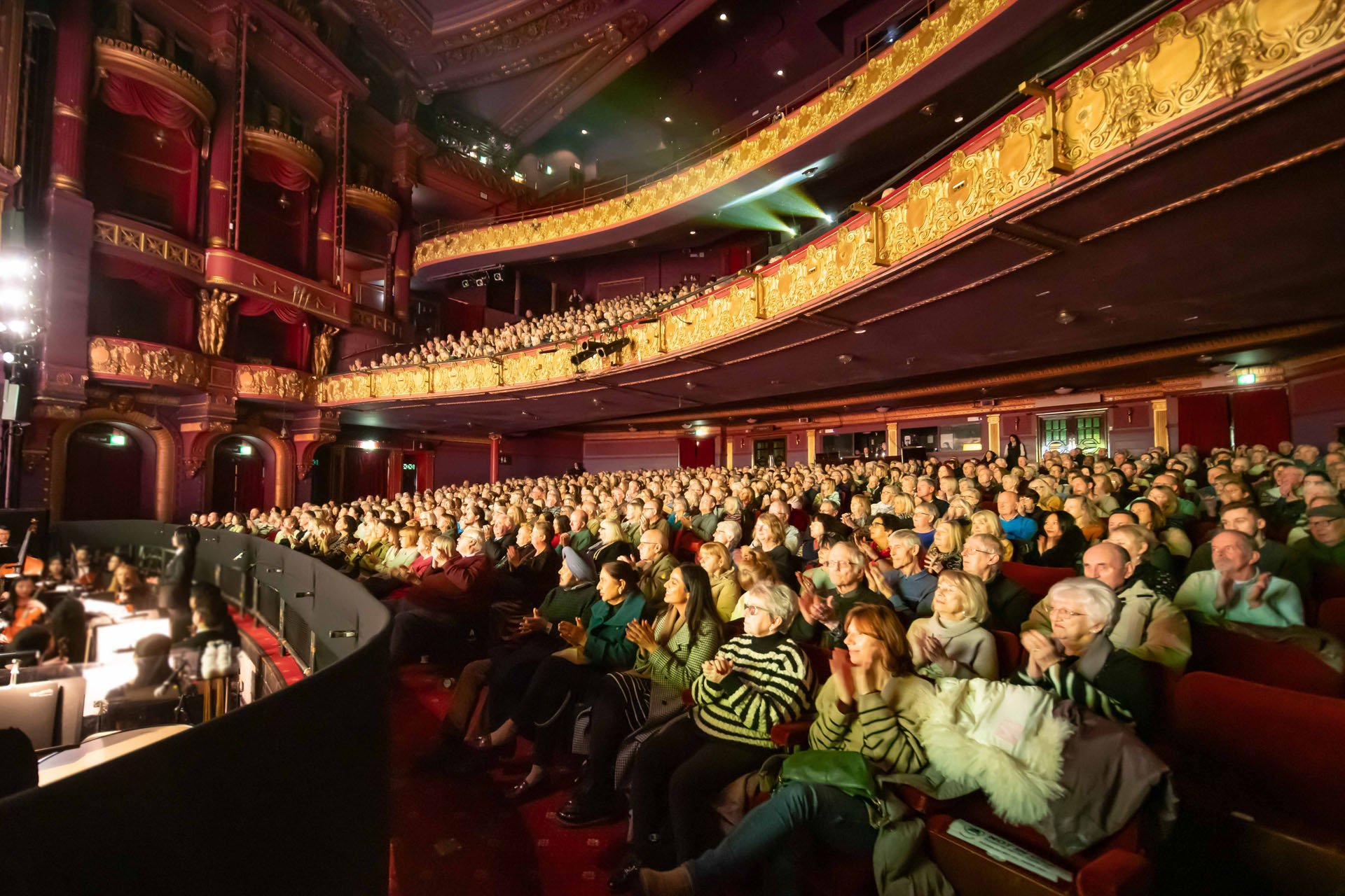 图5:二零二五年一月十六日至十九日,神韵世界艺术团在英国曼彻斯特派雷斯剧院(Palace Theatre)的六场演出<b>全</b>爆满。图为一月十六日下午首场演出大爆满盛况,当天很多舞蹈界专业人士慕名而来,向神韵演出取经。(大<span style='max-width:0px!important;margin-left:-4px;color:#eee!important;'>.</span>纪<span style='max-width:0px!important;margin-left:-4px;color:#eee!important;'>.</span>元<span style='max-width:0px!important;margin-left:-4px;color:#eee!important;'>;</span>)