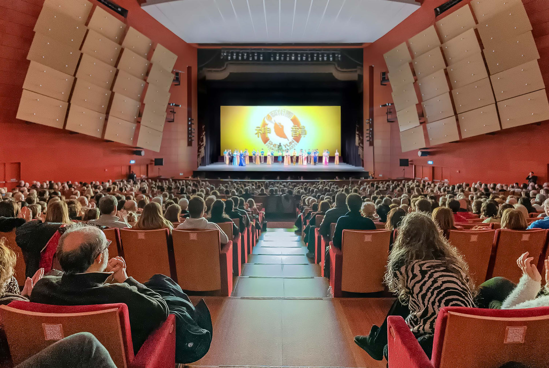 图6:二零二五年一月十四日至十九日,神韵纽约艺术团在意大利米兰阿尔钦博第剧院(Teatro degli Arcimboldi)的演出,连续七场爆满。图为一月十七日晚第四场谢幕照。(大<span style='max-width:0px!important;margin-left:-4px;color:#eee!important;'>.</span>纪<span style='max-width:0px!important;margin-left:-4px;color:#eee!important;'>.</span>元<span style='max-width:0px!important;margin-left:-4px;color:#eee!important;'>;</span>)