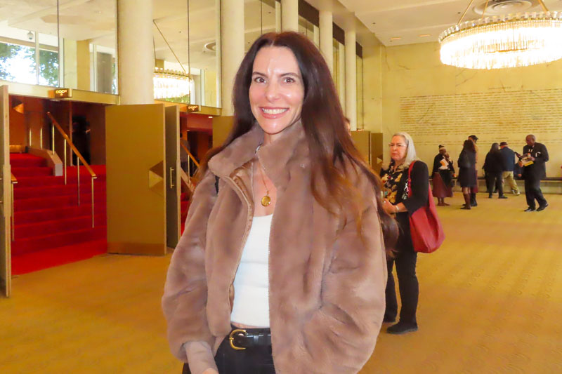 图7:二零二五年一月十九日下午,心理治疗中心业主詹妮弗·金斯伯格(Jennifer Ginsberg)观赏了神韵北美艺术团在洛杉矶多萝西钱德勒剧院(The Music Center’s Dorothy Chandler Pavilion)的演出。(大<span style='max-width:0px!important;margin-left:-4px;color:#eee!important;'>.</span>纪<span style='max-width:0px!important;margin-left:-4px;color:#eee!important;'>.</span>元<span style='max-width:0px!important;margin-left:-4px;color:#eee!important;'>;</span>)