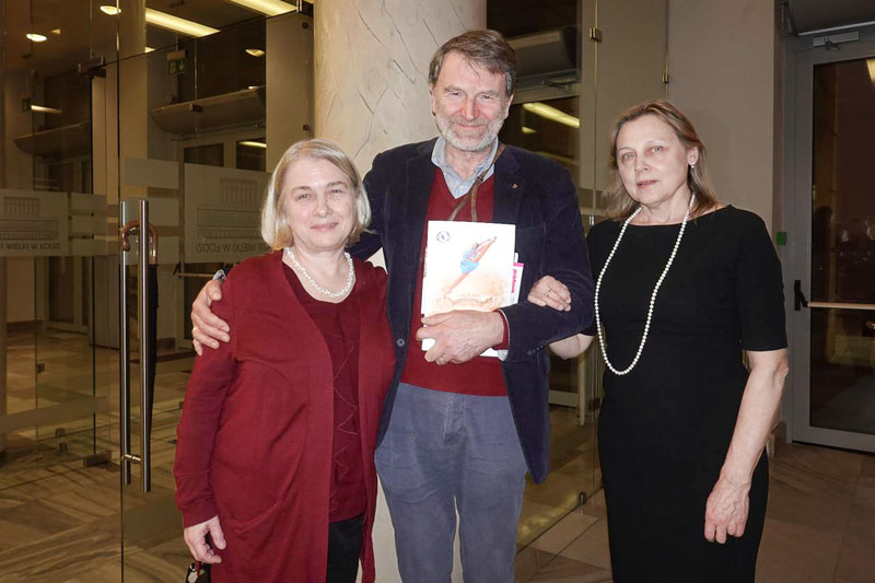 图8:二零二五年一月十九日下午,波兰国际音乐比赛评委、音乐会钢琴家斯维特瓦娜·杜曼斯卡(Swietłana Dumańska, 右)和友人一起观看了美国神韵国际艺术团在波兰罗兹大剧院(GRAND THEATER INŁÓDŹ)的第四场演出。(大<span style='max-width:0px!important;margin-left:-4px;color:#eee!important;'>.</span>纪<span style='max-width:0px!important;margin-left:-4px;color:#eee!important;'>.</span>元<span style='max-width:0px!important;margin-left:-4px;color:#eee!important;'>;</span>)