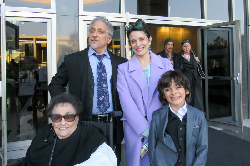 图9:二零二五年一月十九日下午,16次格莱美奖得主、好莱坞音乐制作人汤姆・罗素(Thom Russo, 后排左)和影星太太阿兰娜・乌巴奇(Alanna Ubach,后排右)及家人观赏了神韵北美艺术团在洛杉矶多罗西钱德勒剧院(The Music Center’s Dorothy Chandler Pavilion)的演出。(大<span style='max-width:0px!important;margin-left:-4px;color:#eee!important;'>.</span>纪<span style='max-width:0px!important;margin-left:-4px;color:#eee!important;'>.</span>元<span style='max-width:0px!important;margin-left:-4px;color:#eee!important;'>;</span>)