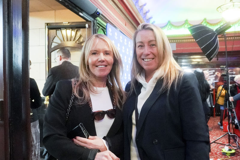 图10:二零二五年一月十六日下午,利物浦一家舞蹈学校校长艾玛・考夫林(Emma Coughlin,左)和舞蹈老师米歇尔・考芙林(Michelle Coughlin)一起观赏了神韵神韵世界艺术团在曼彻斯特派雷斯剧院(Palace Theatre)的首场演出。