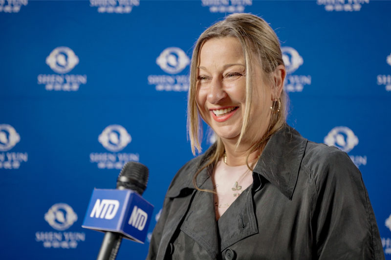 图11:二零二五年一月十九日下午,参与过众多商业广告与知名大片制作的好莱坞戏服设计师萝西·加布尔(Rosi Gabl)观赏了神韵北美艺术团在洛杉矶多罗西钱德勒剧院(The Music Center‘s Dorothy Chandler Pavilion)的演出。(新<span style='max-width:0px!important;margin-left:-4px;color:#eee!important;'>!</span>唐<span style='max-width:0px!important;margin-left:-4px;color:#eee!important;'>!</span>人<span style='max-width:0px!important;margin-left:-4px;color:#eee!important;'>:</span>电视台)