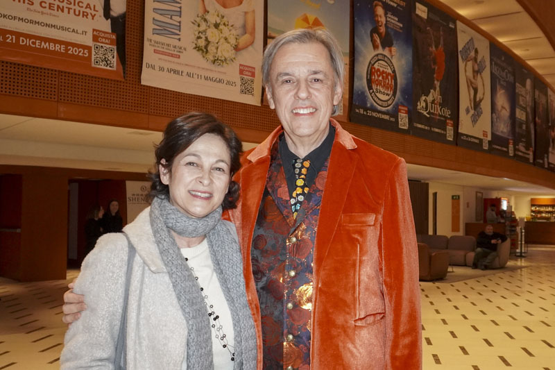 图12:二零二五年一月十六日晚,意大利知名长号演奏家埃马努埃莱·布雷达(Emanuele Breda)偕太太保拉·佩特(Paola Pate)一起观赏了神韵纽约艺术团在米兰阿尔钦博第剧院(Teatro degli Arcimboldi)的第三场演出。(大<span style='max-width:0px!important;margin-left:-4px;color:#eee!important;'>.</span>纪<span style='max-width:0px!important;margin-left:-4px;color:#eee!important;'>.</span>元<span style='max-width:0px!important;margin-left:-4px;color:#eee!important;'>;</span>)