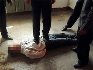 '酷刑演示:蹦跳、踩踏'