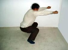 '酷刑演示:长时间固定姿势蹲马步'