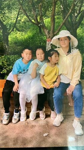 '图：金月和她的三个孩子。'