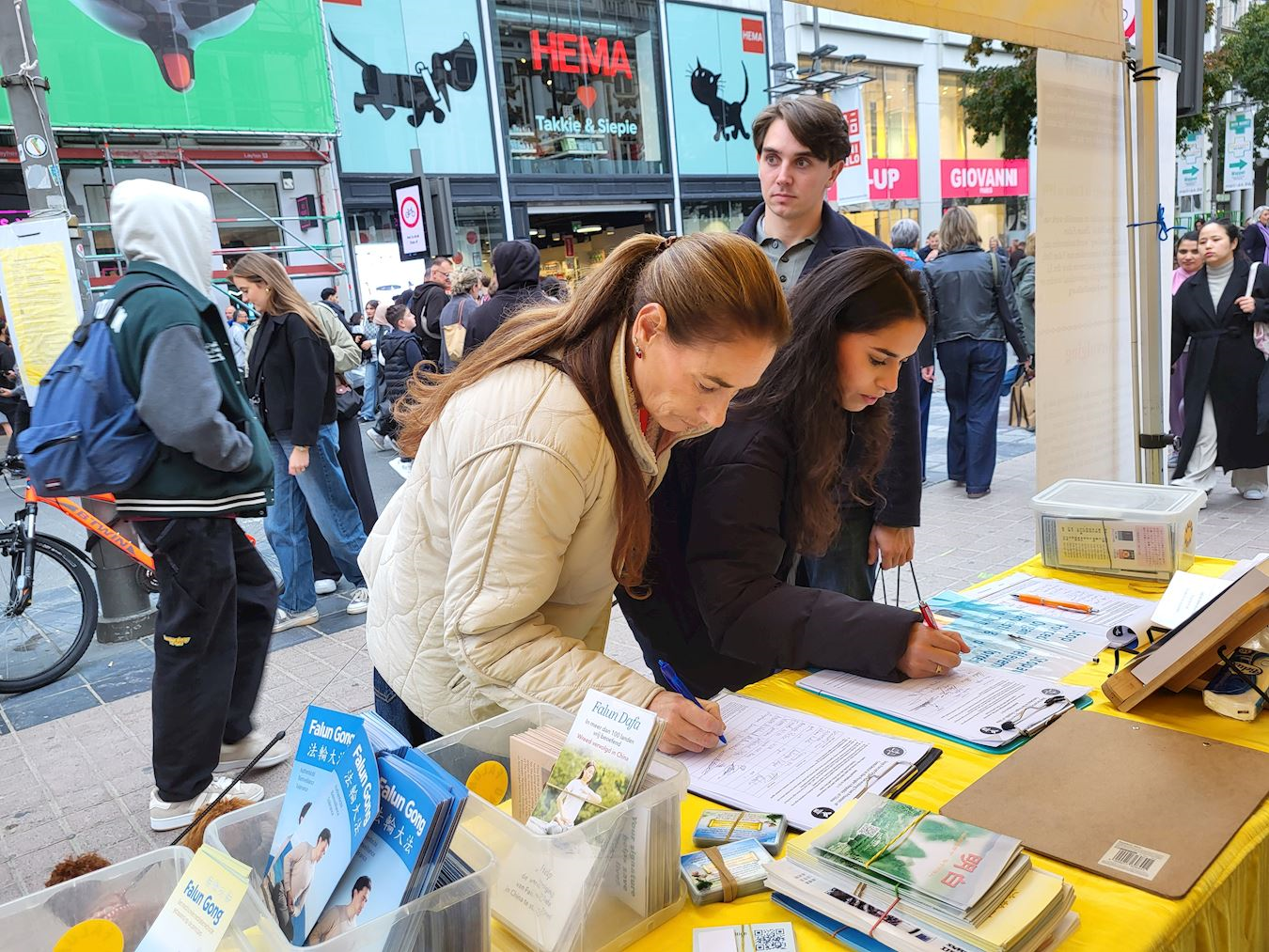 '图4~7:民众了解真相纷纷签名反迫害'