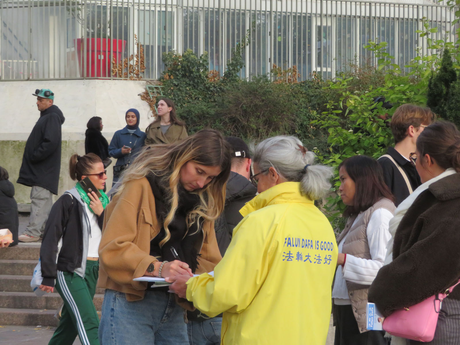 图5~9:人们在征签表上签字,反对中共迫害法轮功