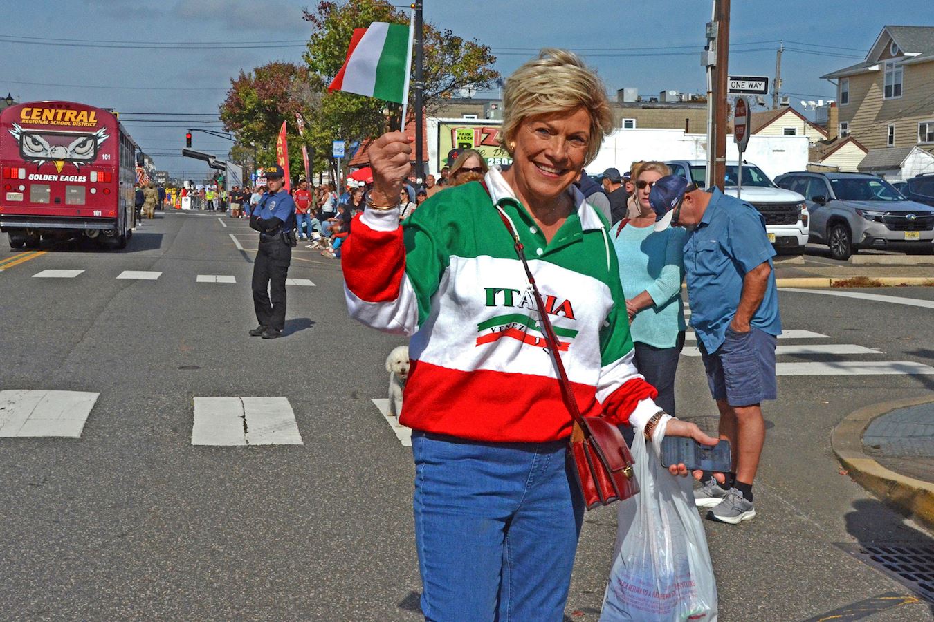 '图10:意大利裔的杰里·奥康纳将法轮功腰鼓队员视为“朋友”,她说:“她们是我的朋友。我每年都看到她们。”'