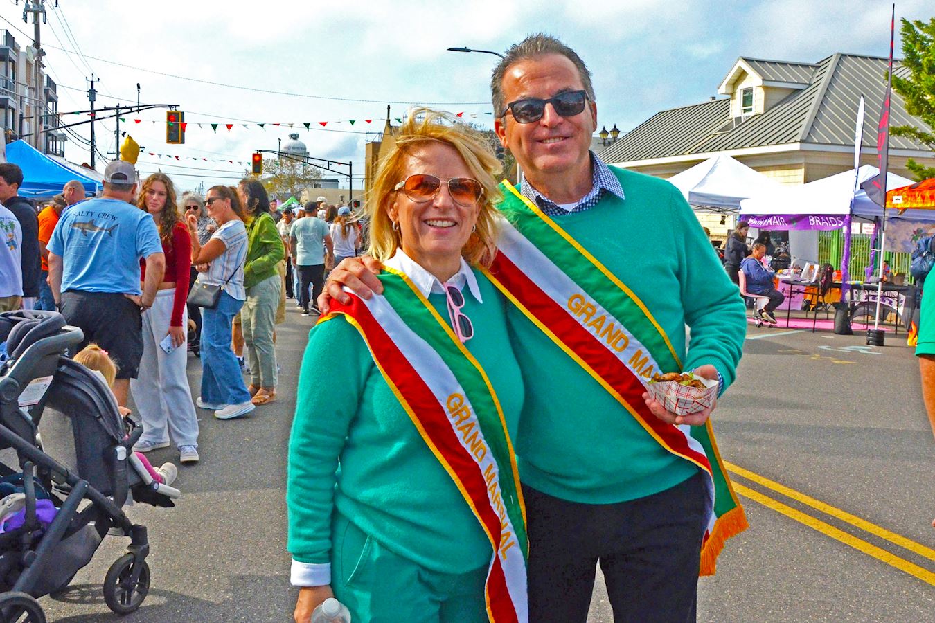 '图8:在第三十四届海洋县哥伦布日游行上,游行大元帅安东尼·扎里利(右)以“震撼”表达他对法轮功腰鼓队和莲花队的感受。'