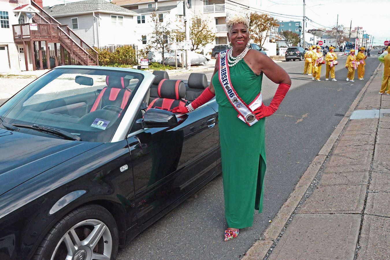 '图9:在第三十四届海洋县哥伦布日游行上,二零二五年“新泽西州友善老年女士”伯纳黛特·琼斯称赞法轮功学员的队伍“令人惊叹”。'