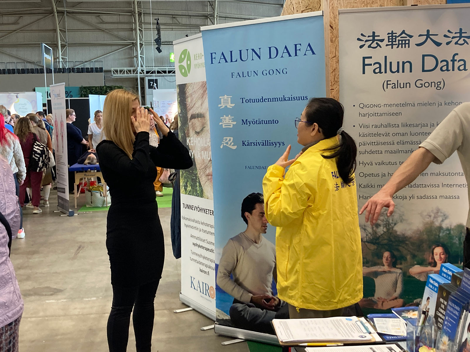 图3~4:“我爱我2025”的健康展会上,民众现场学功。