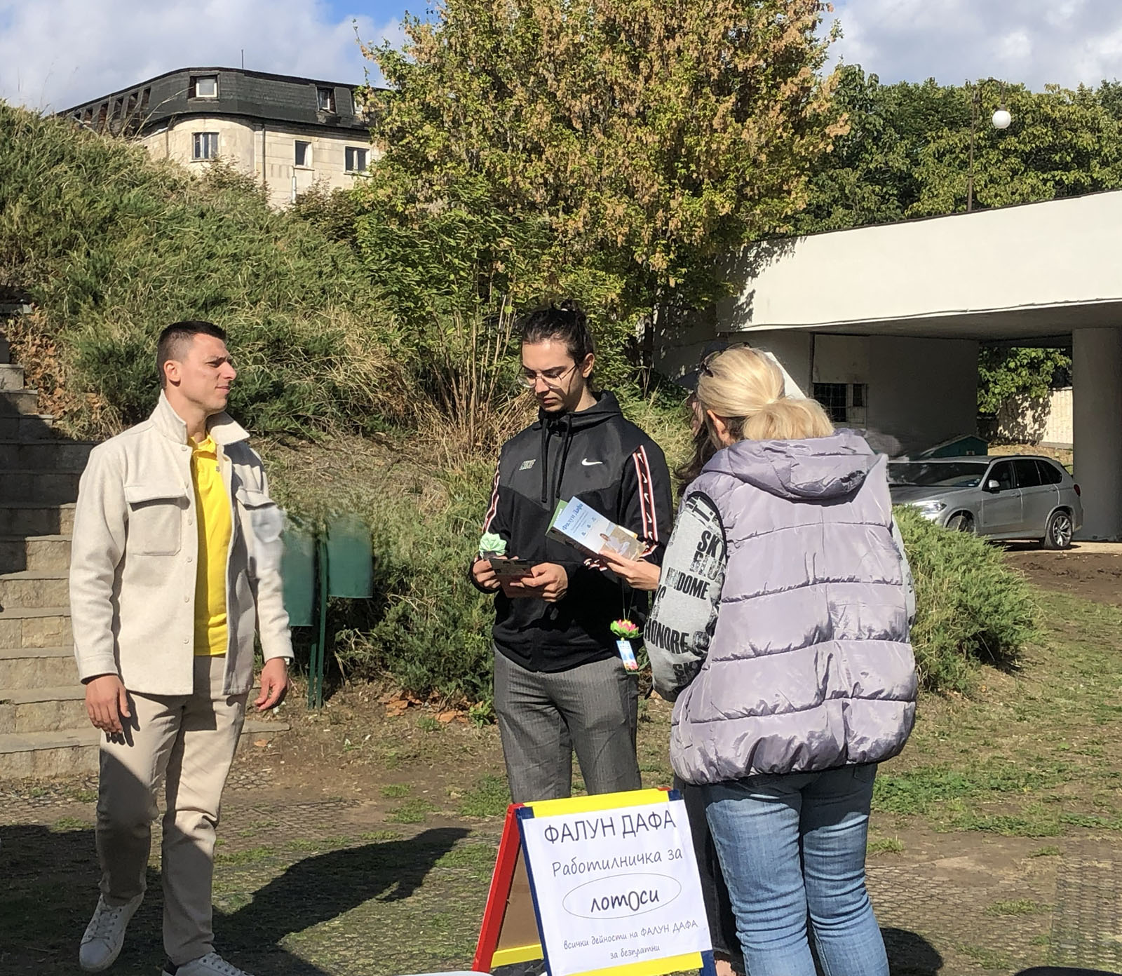 图5:学员们分发传单,与参观者交谈。