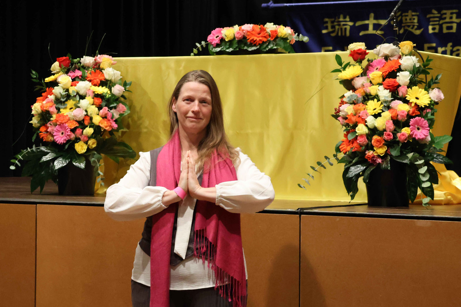 图2:德国法轮功学员苏珊娜(Susanne)感恩师父的安排,让她和先生及儿子能克服困难,千里迢迢来参加法会