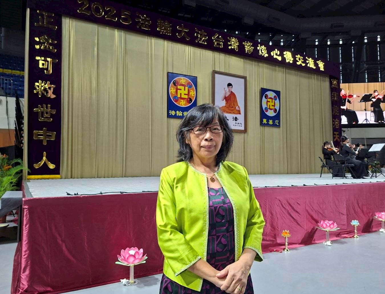 '图2:谢春华主任表示在法会现场感到能量非常强,心中充满感恩与珍惜。'