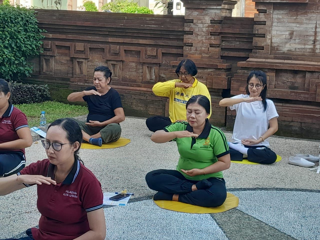 '图1~3:北库塔区政府的工作人员学炼法轮大法全部五套功法。'