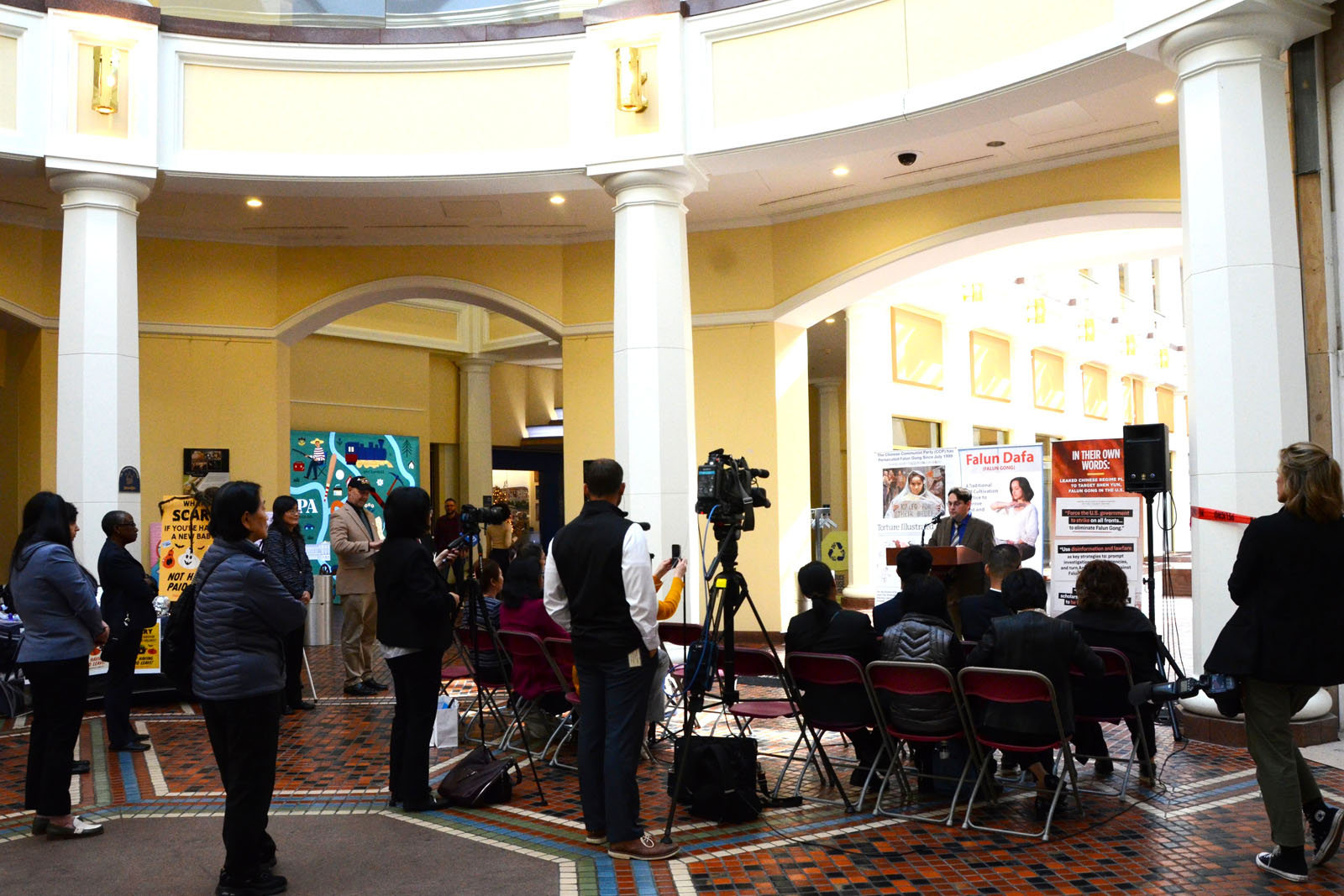 图1:二零二五年十月二十九日,法轮功学员在美国宾州首府哈里斯堡的州议会大厦内举行了法轮大法真相日活动。