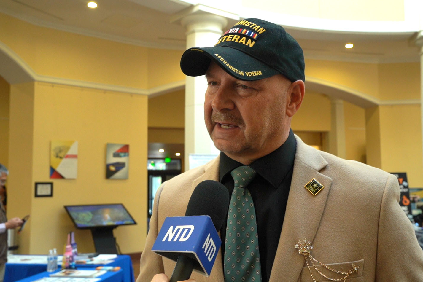 图2:在宾州议会大厦举行的法轮大法真相日新闻发布会后,宾州参议员马斯特里亚诺接受媒体采访。他前一天提出一项决议,谴责中共迫害法轮功。