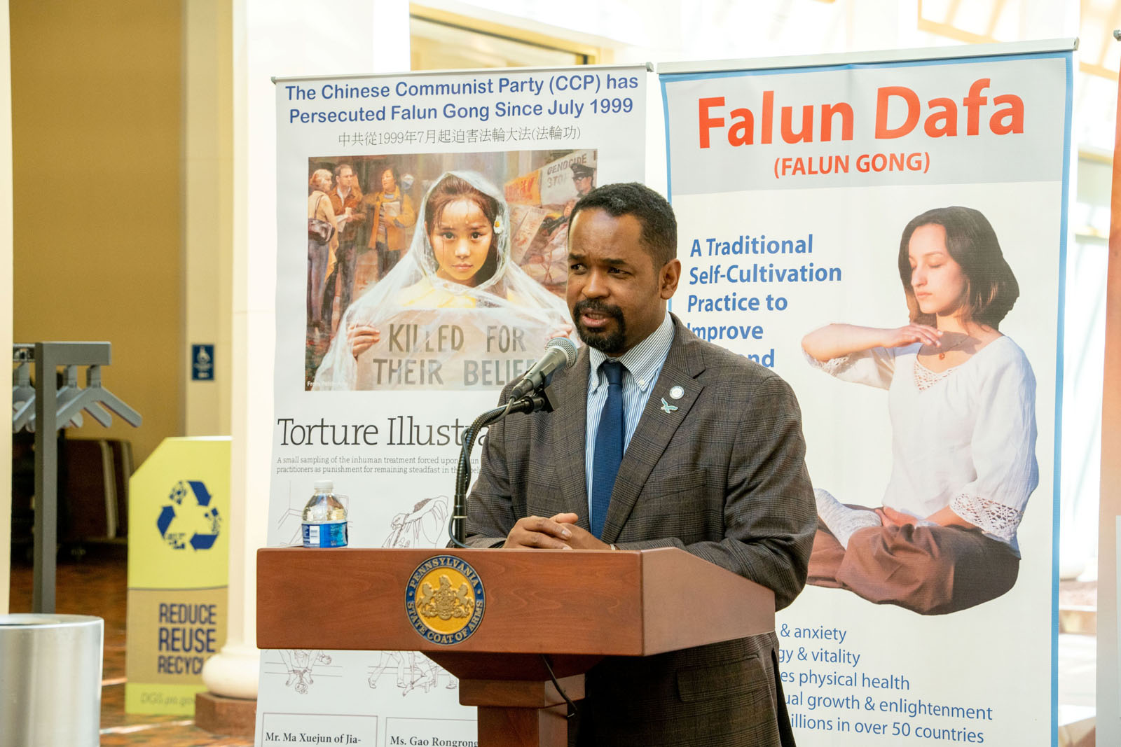 图3:在宾州议会大厦举行的法轮大法真相日新闻发布会上,宾州参议员斯特里特谴责中共迫害法轮功。