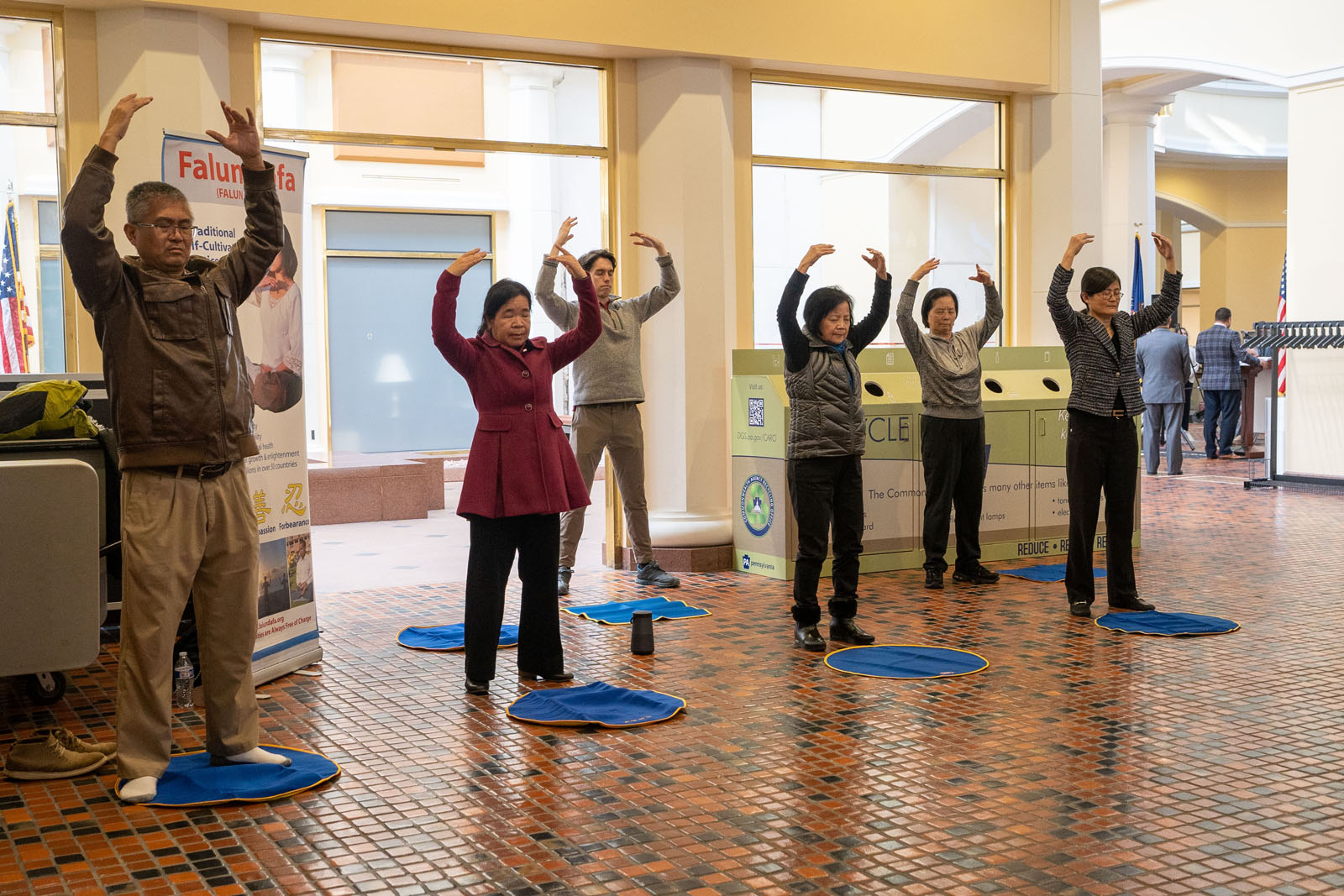图5:法轮功学员在宾州议会大厦举行的法轮大法宣传日活动上演示法轮功功法。