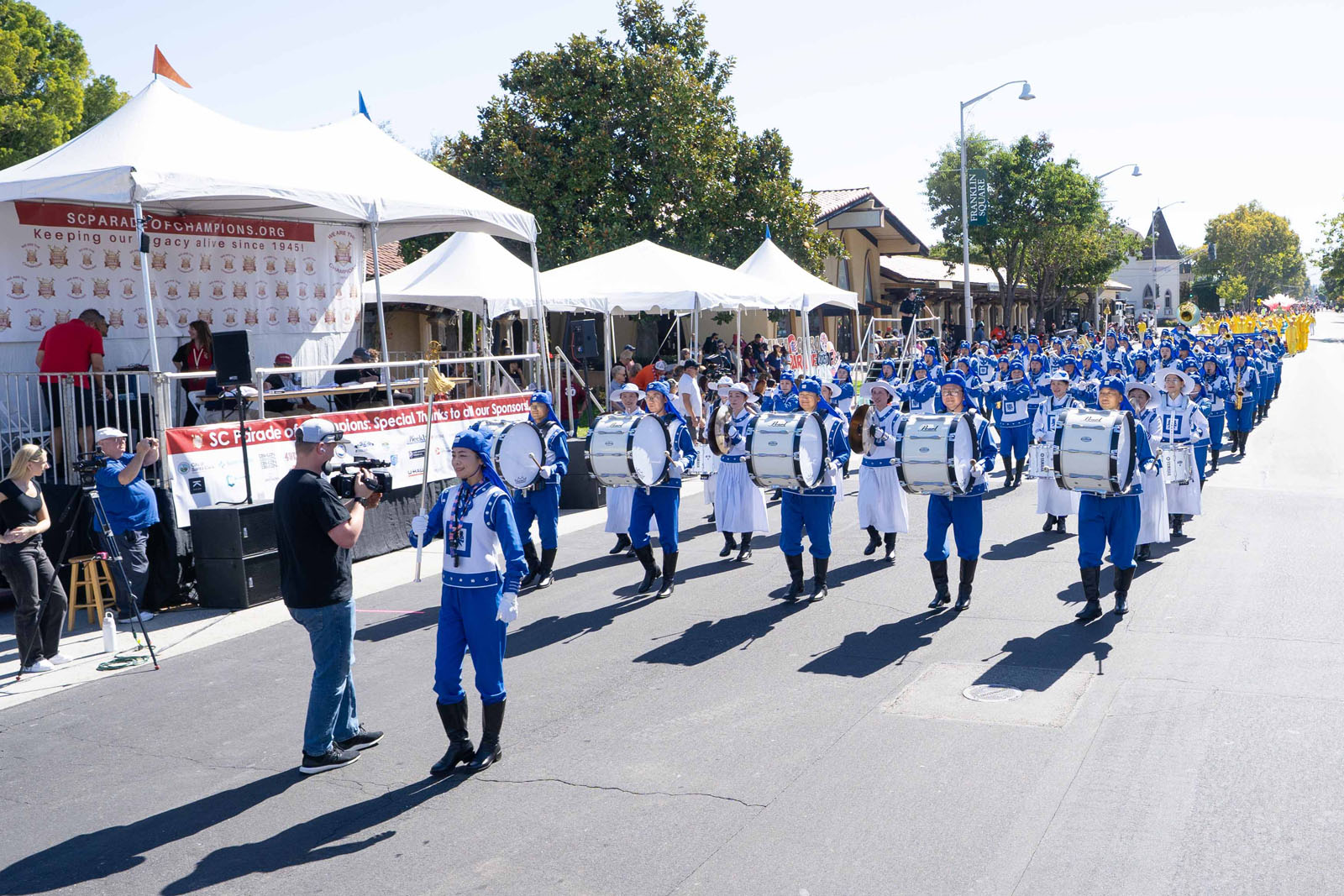 图6~7:法轮功学员的队伍经过主席台。