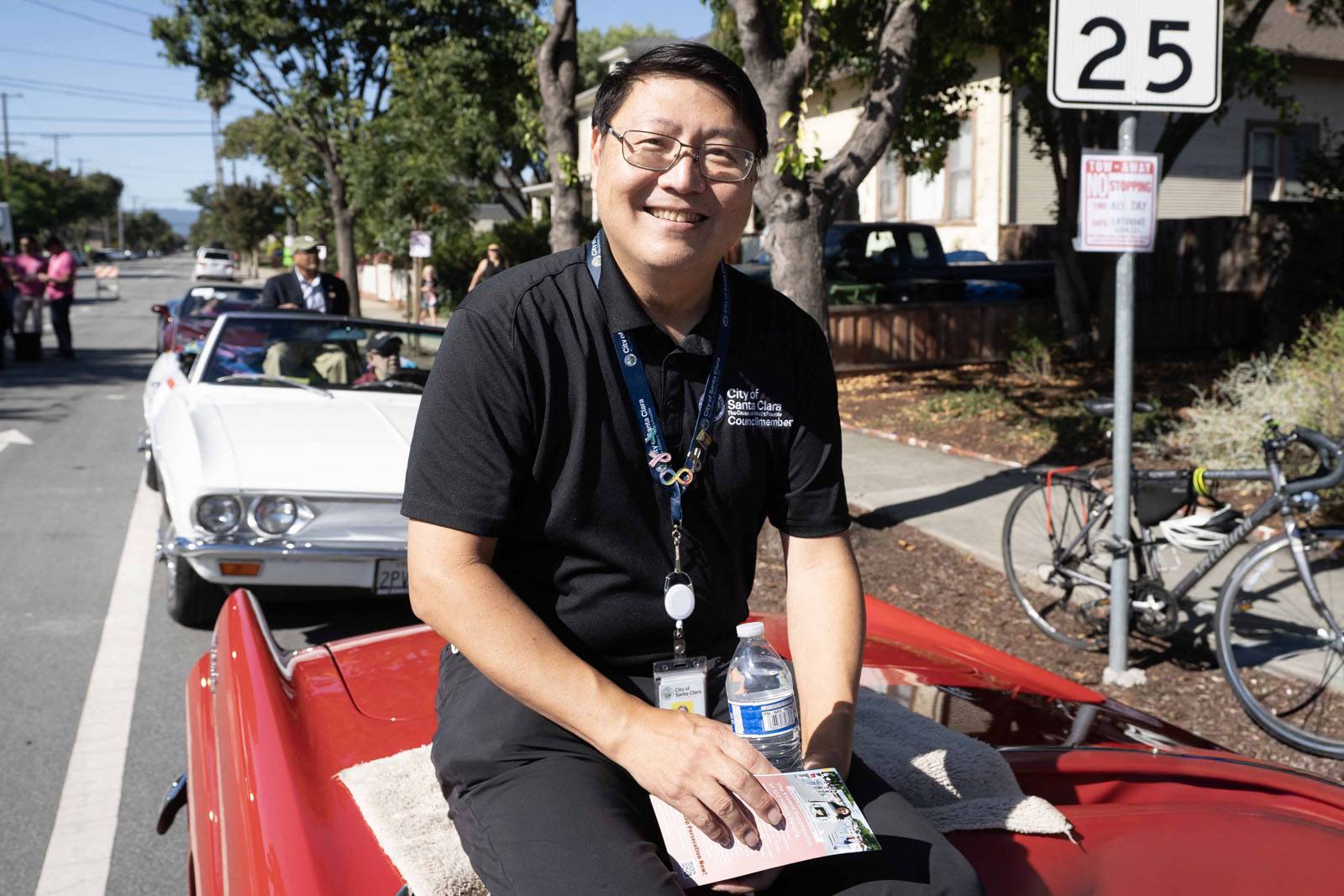 图11:市议员帕克感谢法轮功学员参加游行。